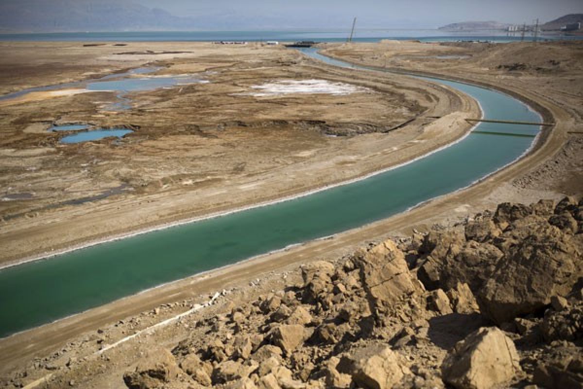 Laut Mati menyusut, menyisakan lubang-lubang berbahaya