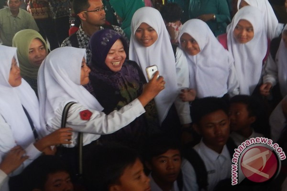 Rismaharini Masuk Selokan Dikejar Pemabuk Belanda Demi Prestasi