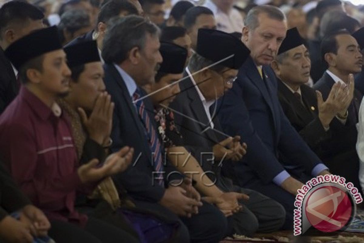 Presiden Turki-Wapres JK Solat Jumat di Istiqlal
