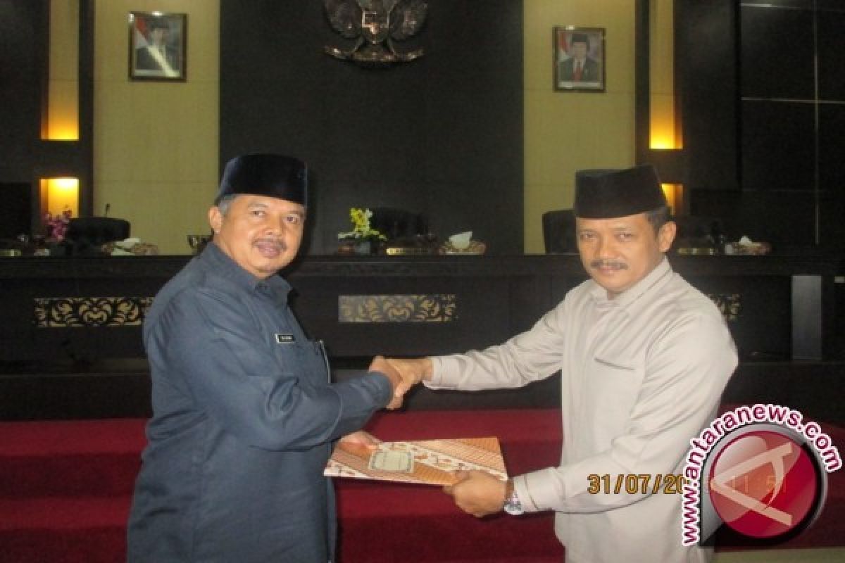 DPRD Solok Serahkan Naskah Pandangan Umum 