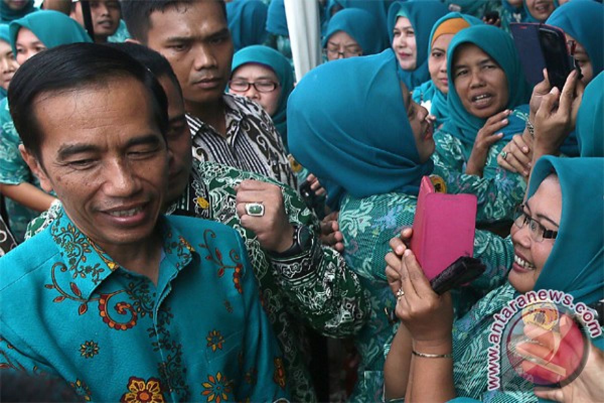 President Jokowi emphasizes importance of women`s role in families