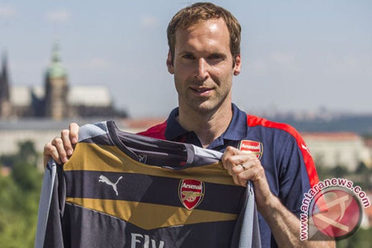 Hadirnya Cech menambah substansi gaya Arsenal