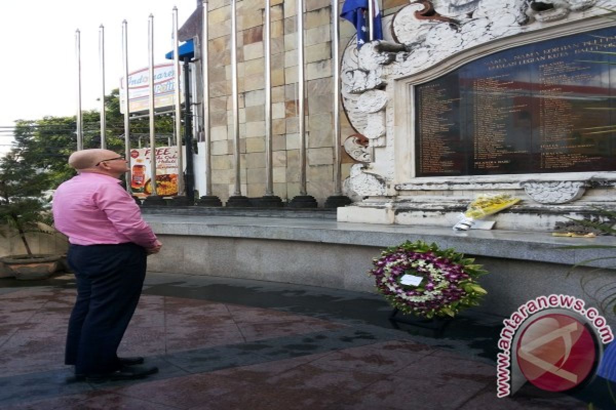 Dubes Australia Berdoa di Monumen Bom Bali