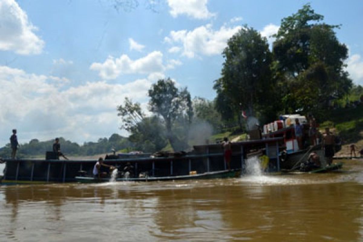 Kapal Pengangkut Beras Raskin Karam Di Melawi