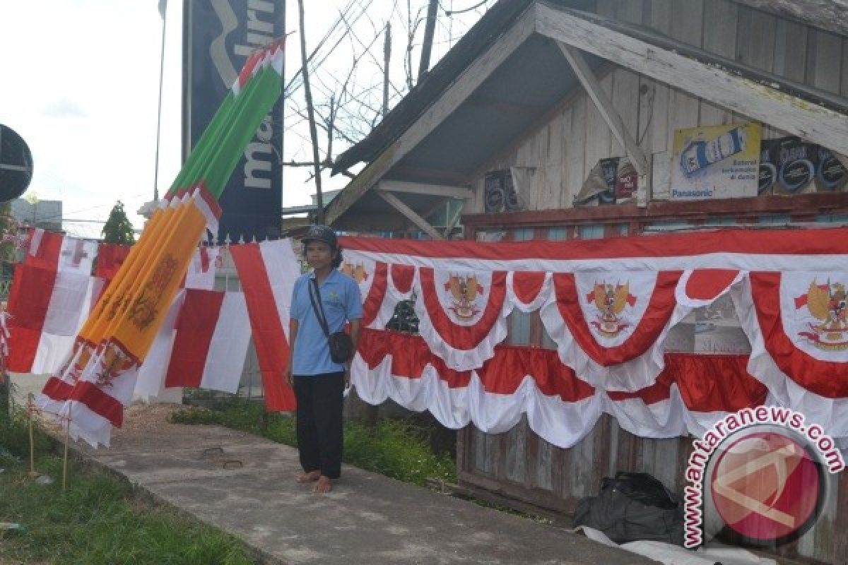 Pedagang Bendera Musiman Mulai Terlihat di Buntok