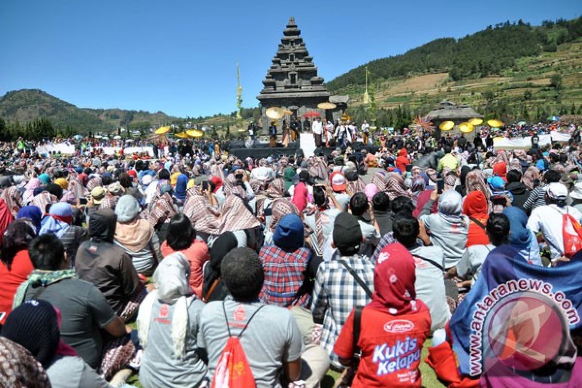 Kawasan wisata puncak Dieng dipenuhi wisatawan