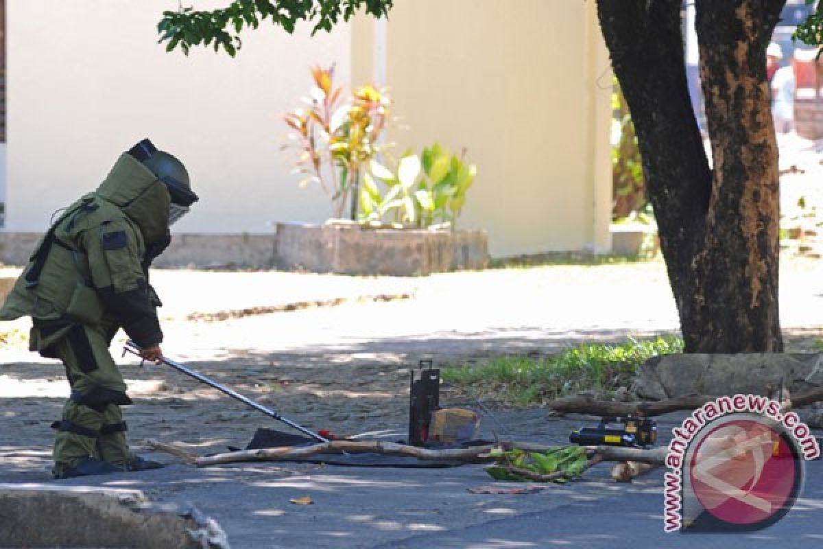 Warga geger temukan bungkusan plastik di gereja