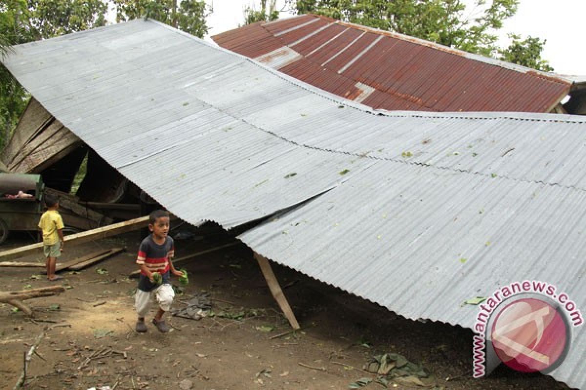 Angin puting beliung landa Langkat satu tewas