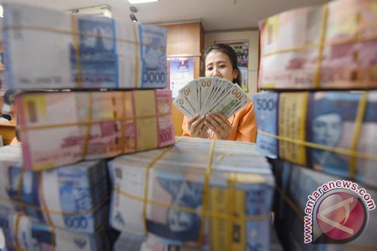 Rupiah Senin sore melemah tipis satu poin