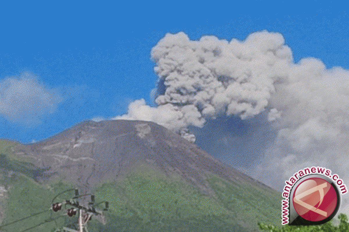 Gamalama semburkan abu vulkanik, masyarakat diminta di luar radius 1,5 km