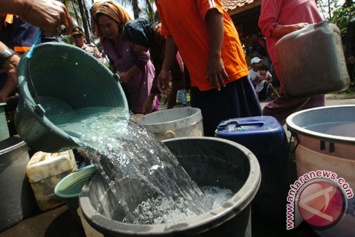 BPBD Gorontalo salurkan air bersih untuk masyarakat