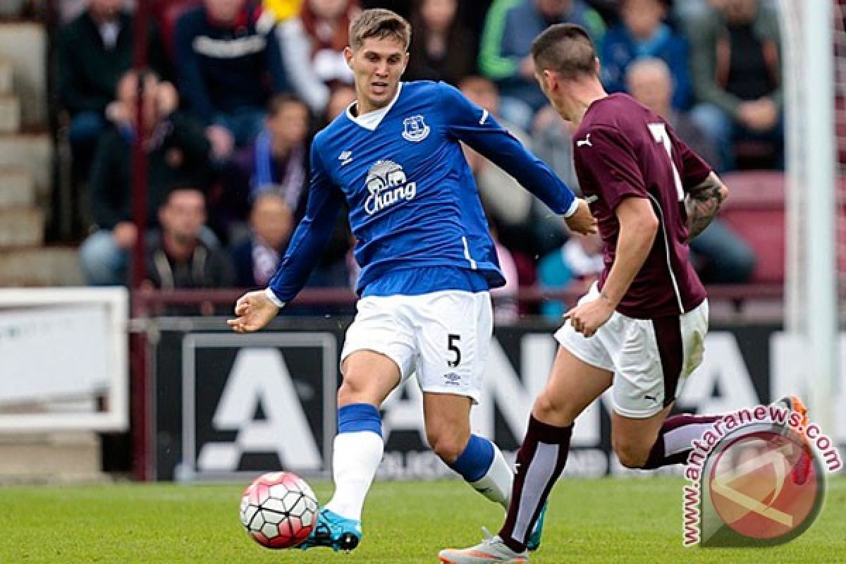 City rekrut bek Inggris Stones dari Everton