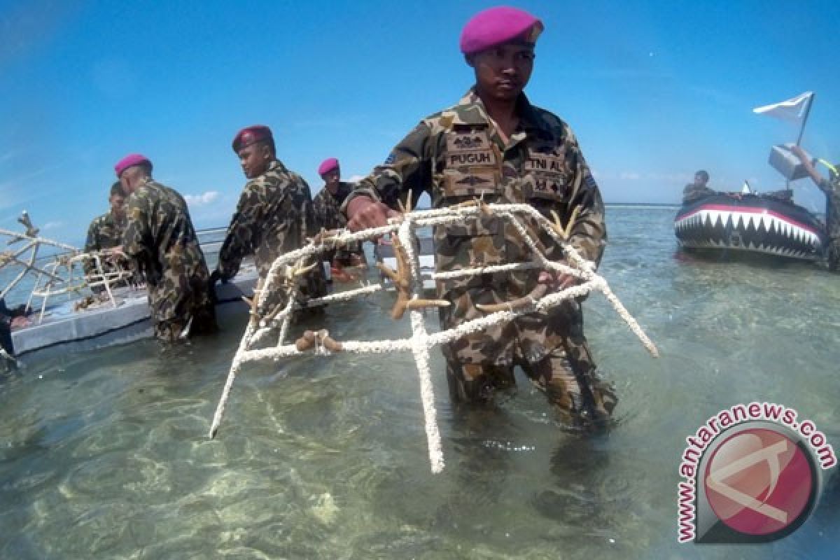 Marinir di Lampung imbau masyarakat jaga kebersihan pantai