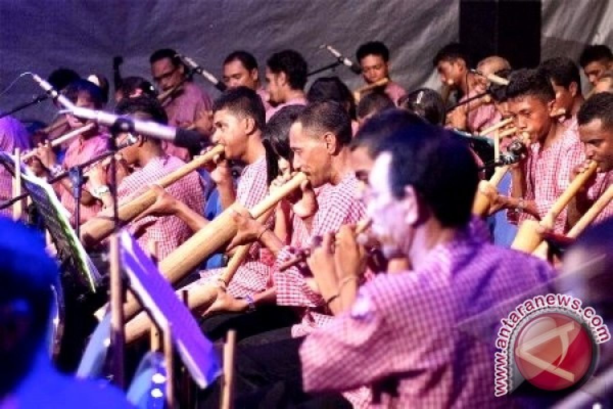 Pelajar anggota Musik-bambu dapat beasiswa dari Bupati