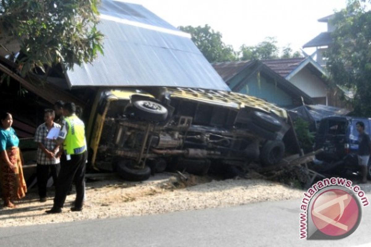 Truk Angkut Sawit Terbalik Hantam Rumah Warga 