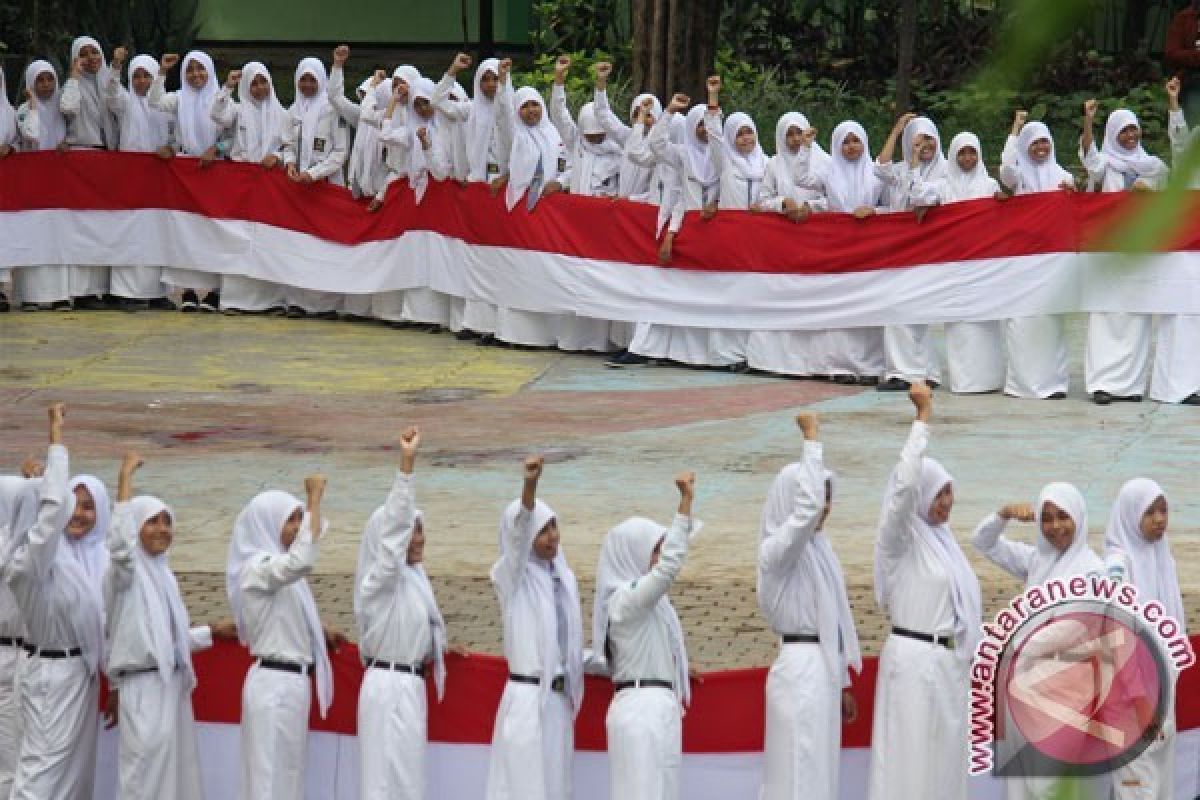 Presiden Jokowi Bagi-Bagi Bendera Merah Putih kepada Warga