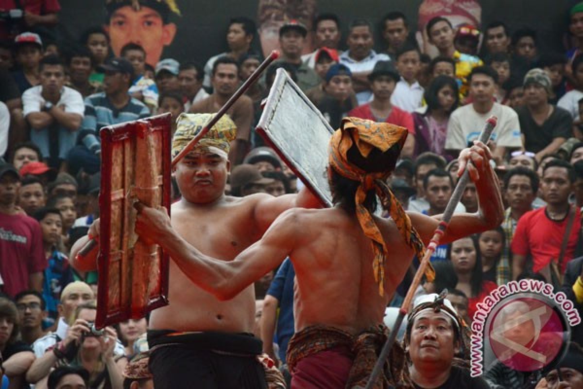 Parade budaya Lombok meriahkan "Car Free Day" Bandung