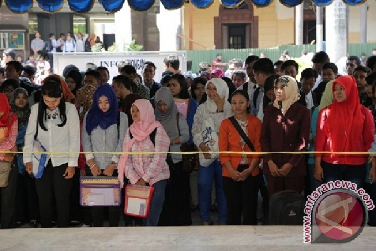 Ribuan Pencari Kerja Datangi Bursa Kerja Surabaya