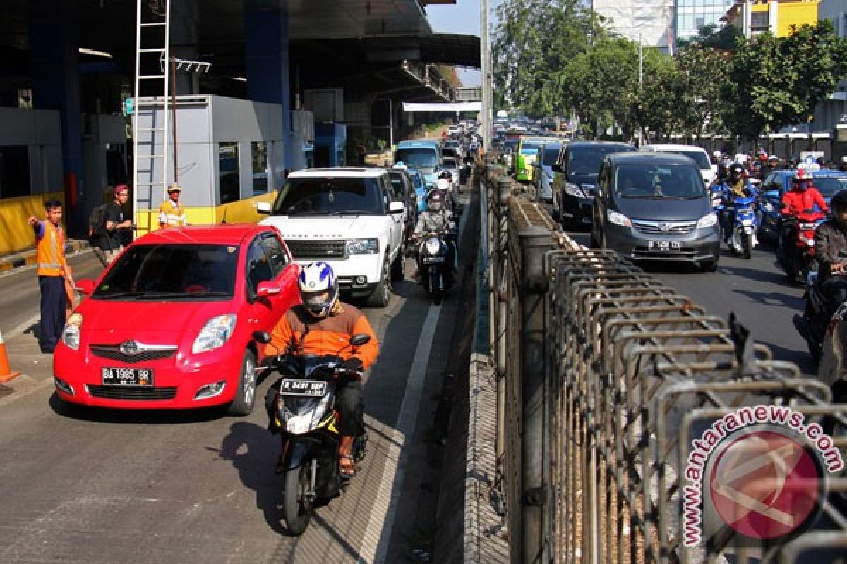 Petugas izinkan motor lintasi tol dalam kota
