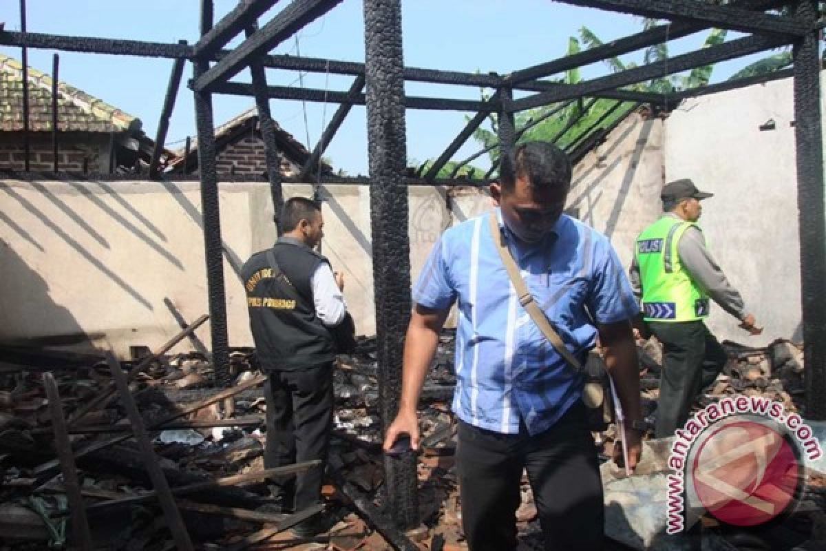 Rumah Dekat Sekolah Ponorogo Ludes Terbakar