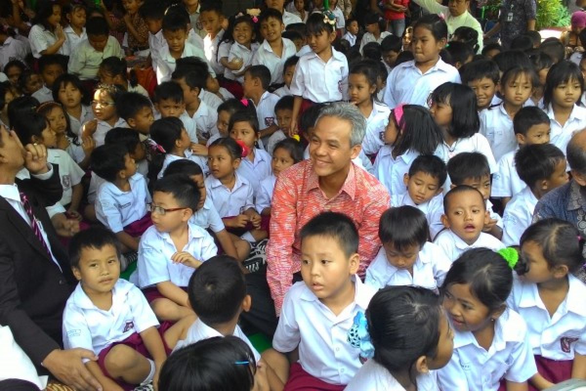 Ngajar di Solo, Ganjar Dikerubuti Ratusan Pelajar SD