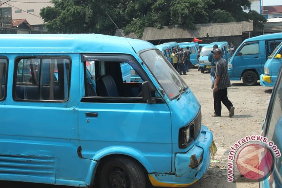 Sopir angkot Cilegon mogok protes kehadiran taksi online