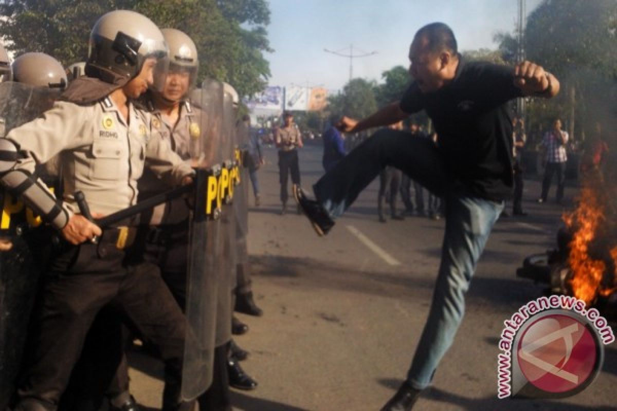 Massa Nyaris Bakar Kantor KPU Kalsel 