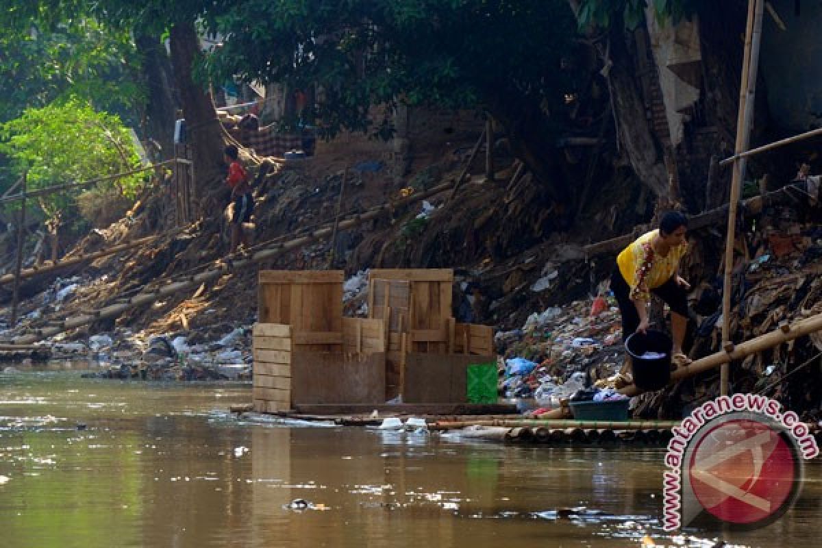 Ahok instruksikan Wali Kota Jaktim relokasi warga Kampung Pulo