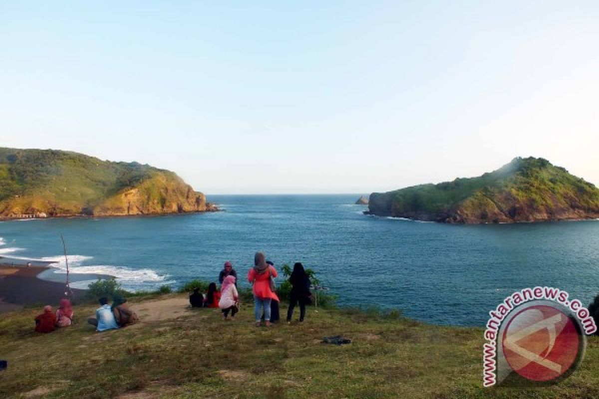 Eksotisme Pantai Payangan Jember yang Belum Tersentuh