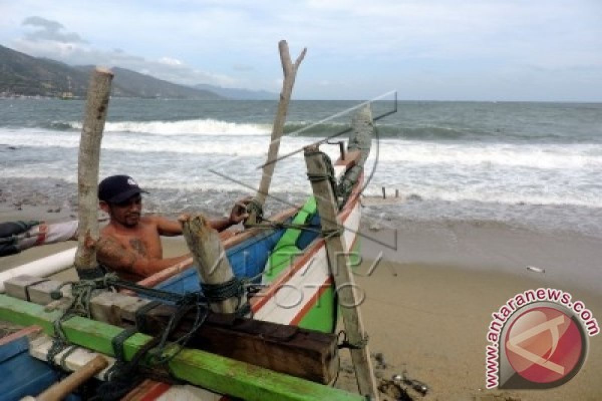 Nelayan Pohuwato Enggan Melaut Akibat Gelombang Tinggi
