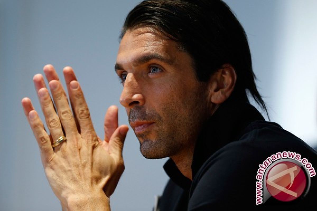 Buffon Pensiun Pada Akhir Musim Ini