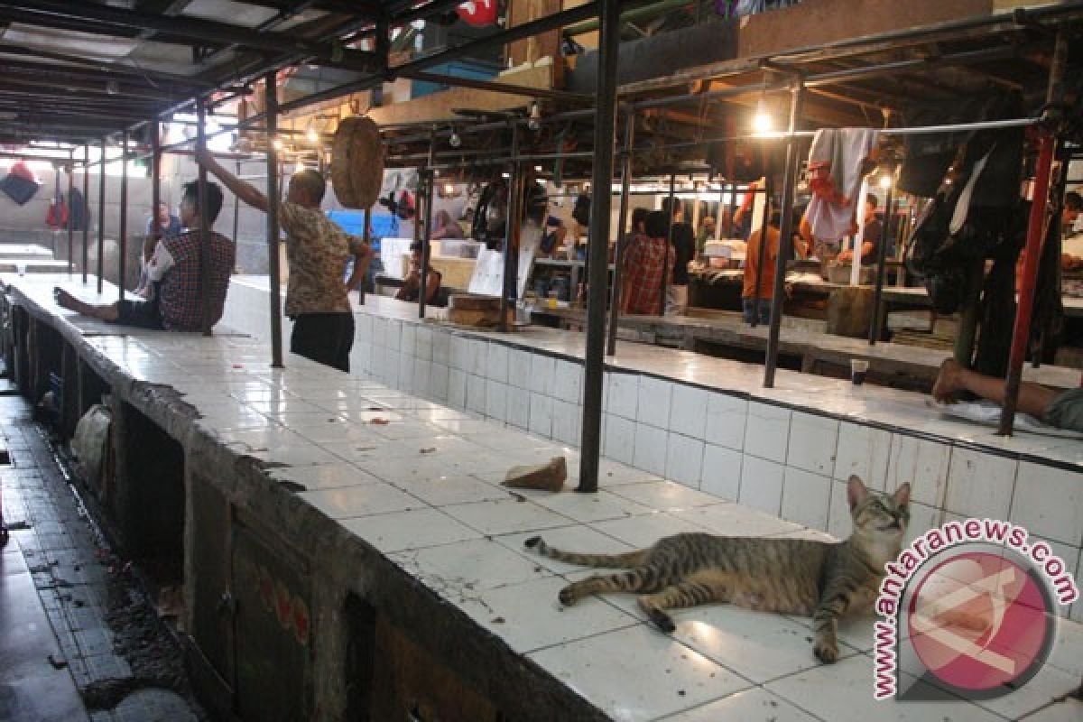 Kios daging di pasar tradisional Bandung kosong