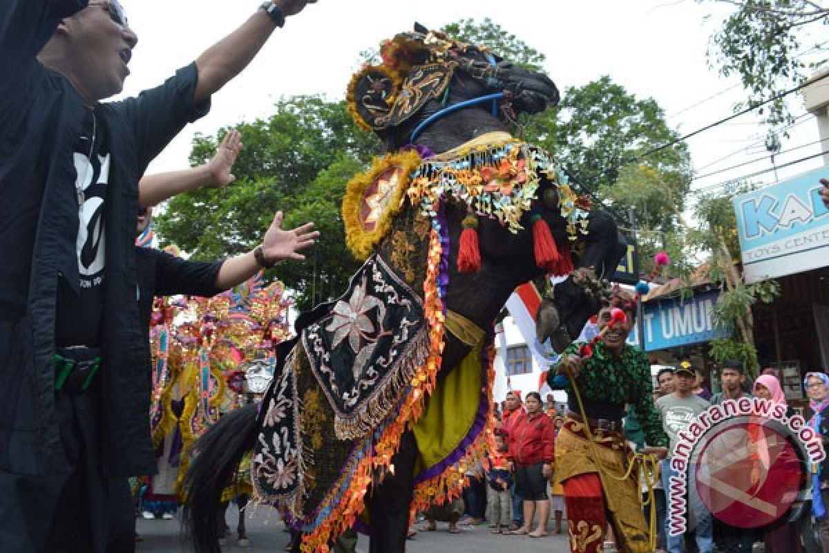 Pawai budaya gerakkan ekonomi kerakyatan