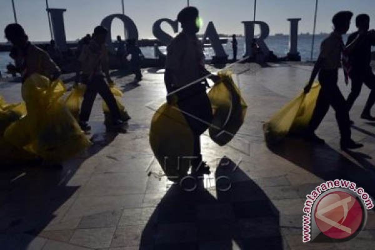 Pramuka cabang Makassar bersihkan sampah Pantai Losari 