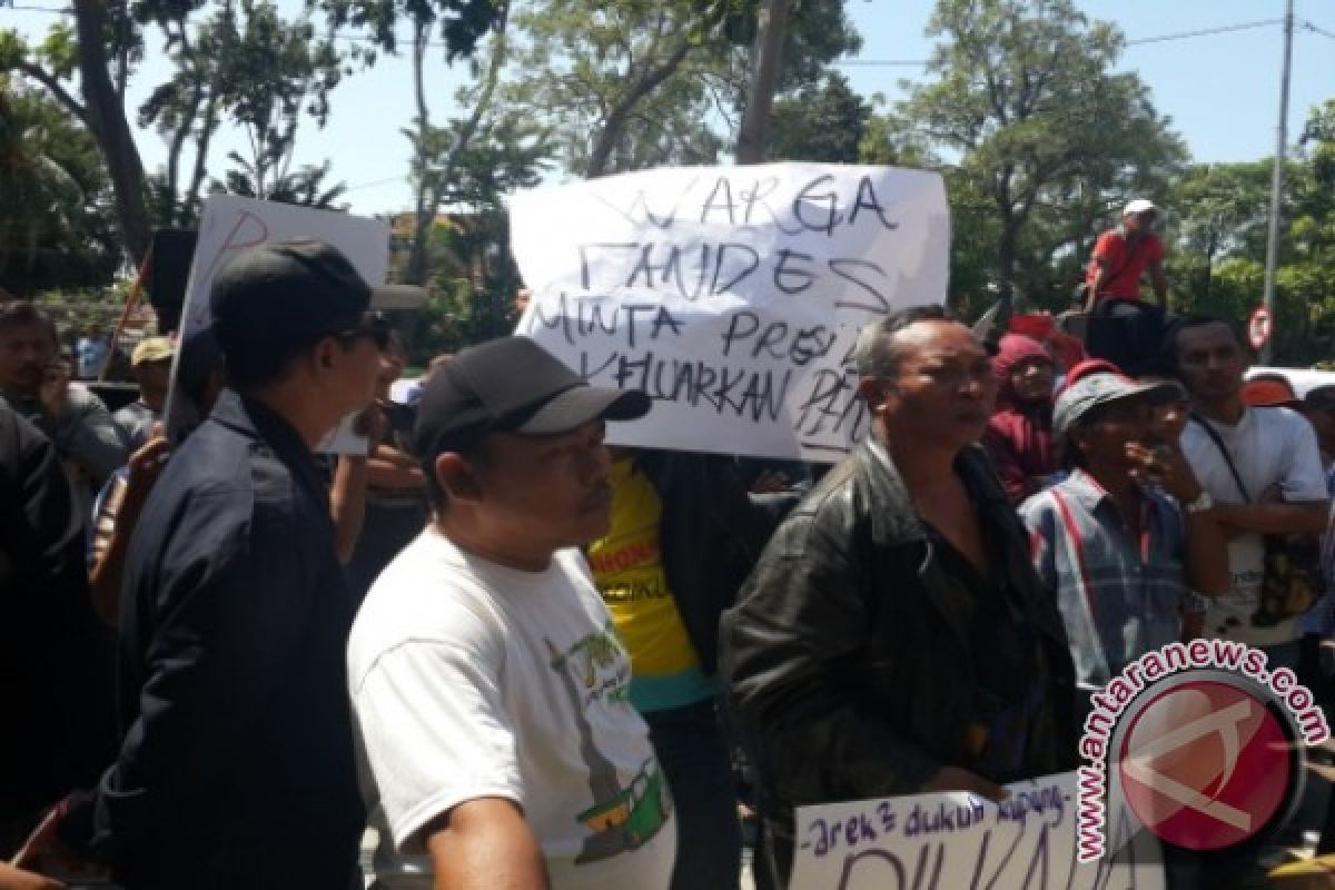 Ratusan Warga Demo di KPU Surabaya