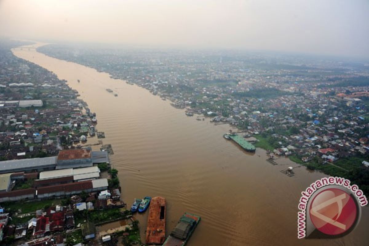 Ratusan relawan bersihkan Sungai Kapuas