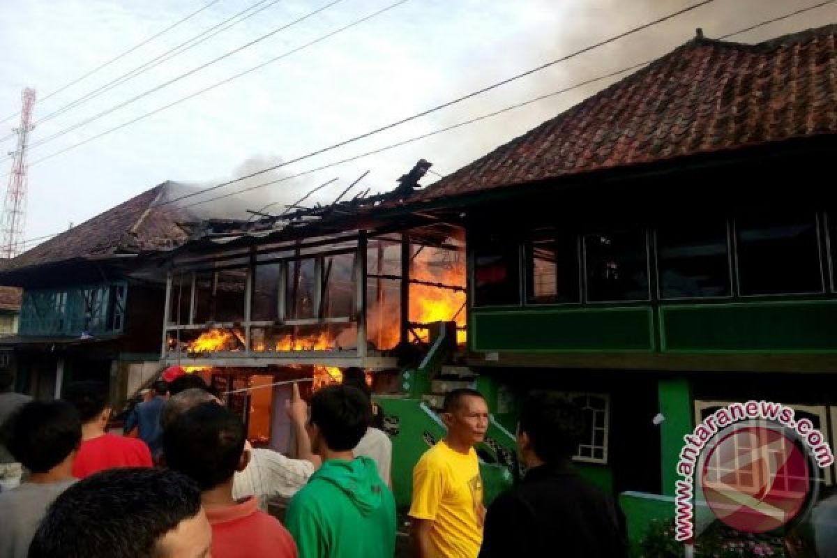 Kebakaran hanguskan tujuh rumah warga Tanjung Dalam 
