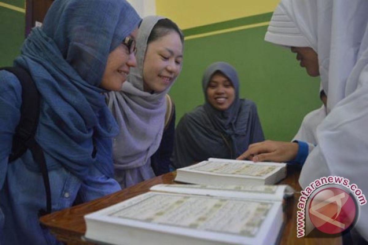 Dua Mahasiswi Jepang Belajar Quran di SMP Luqman Hakim Surabaya