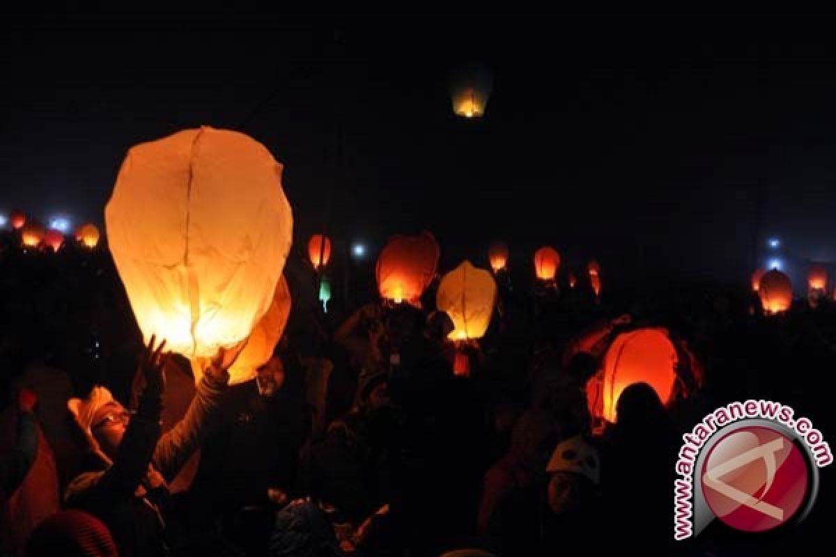 Pelepasan 1.000 Lampion Meriahkan HUT Kemerdekaan RI
