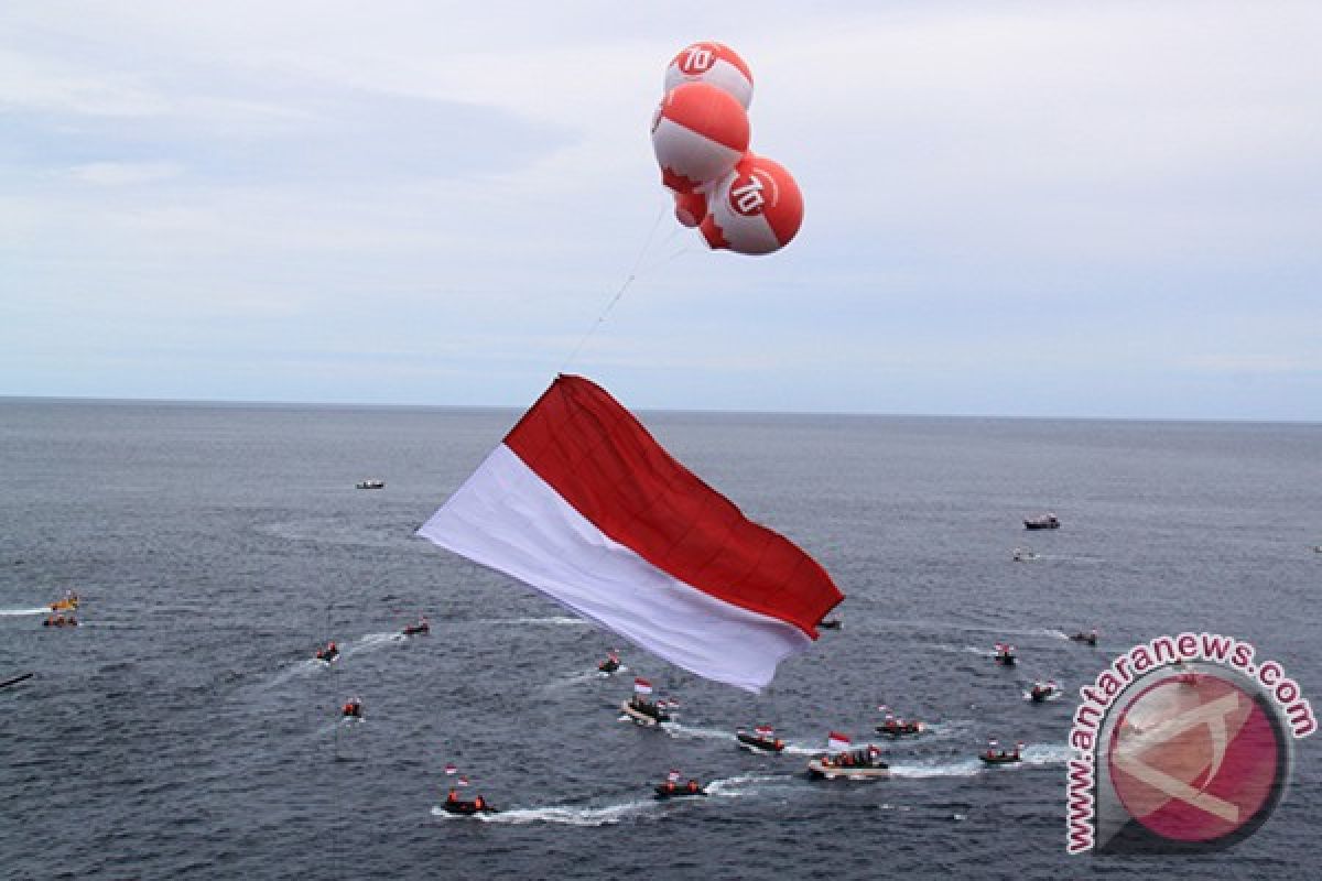 Pemuda Aceh Besar kibarkan bendera raksasa