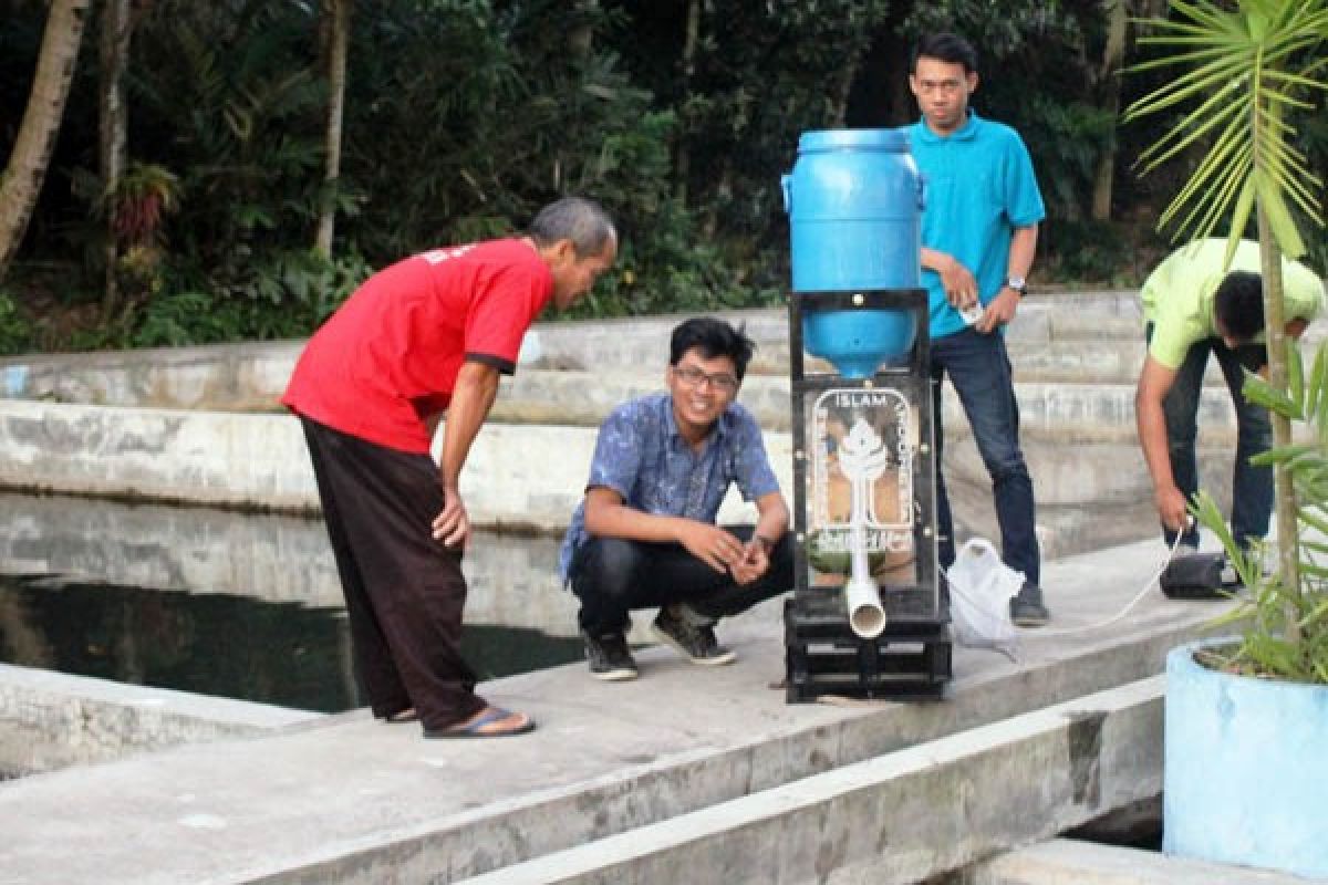 Mahasiswa UII kembangkan alat pakan ikan otomatis