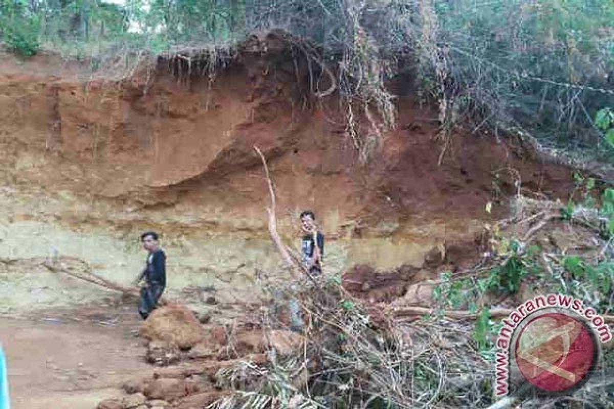 Seorang Warga Pamekasan Tewas Tertimbun Tanah Longsor