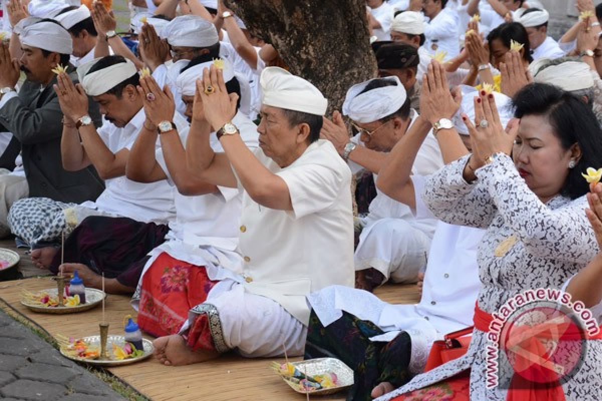 Gubernur Bali Laksanakan Persembahyangan di Pura Agung Jagadnata