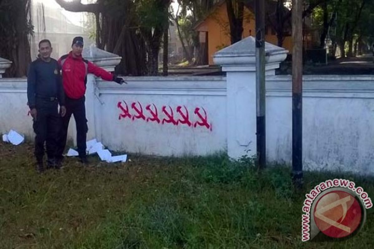 Polisi Amankan Tiga Mahasiswa Unej Pembuat Grafiti Palu-Arit