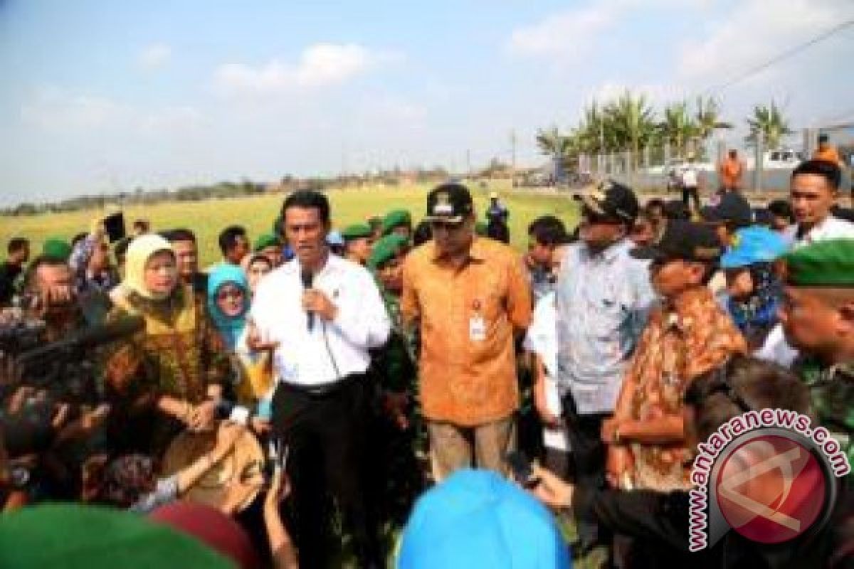 Gubernur Dampingi Menteri Pertanian Pantau Kekeringan Di Tangerang