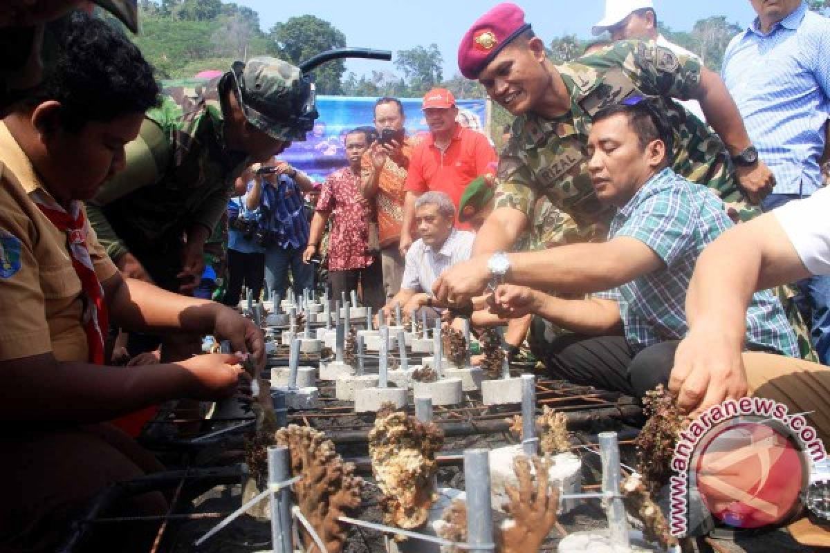 Marinir Tanam Ribuan Terumbu Karang di Tulungagung