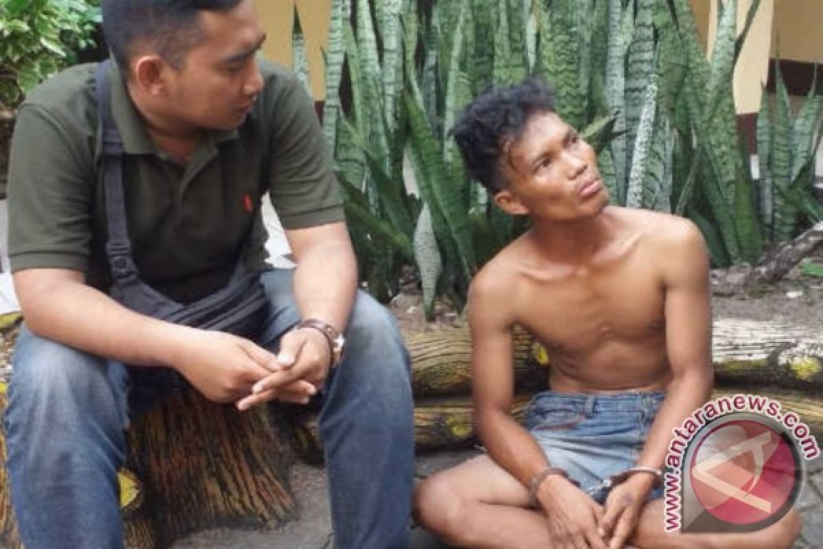 Polisi Tangkap Pemabuk Bawa Dua Senjata Tajam 