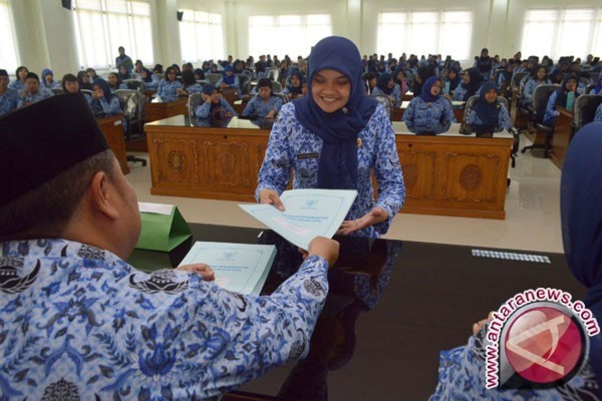 PNS Mulai 2016 Dapat Tunjangan Hari Raya