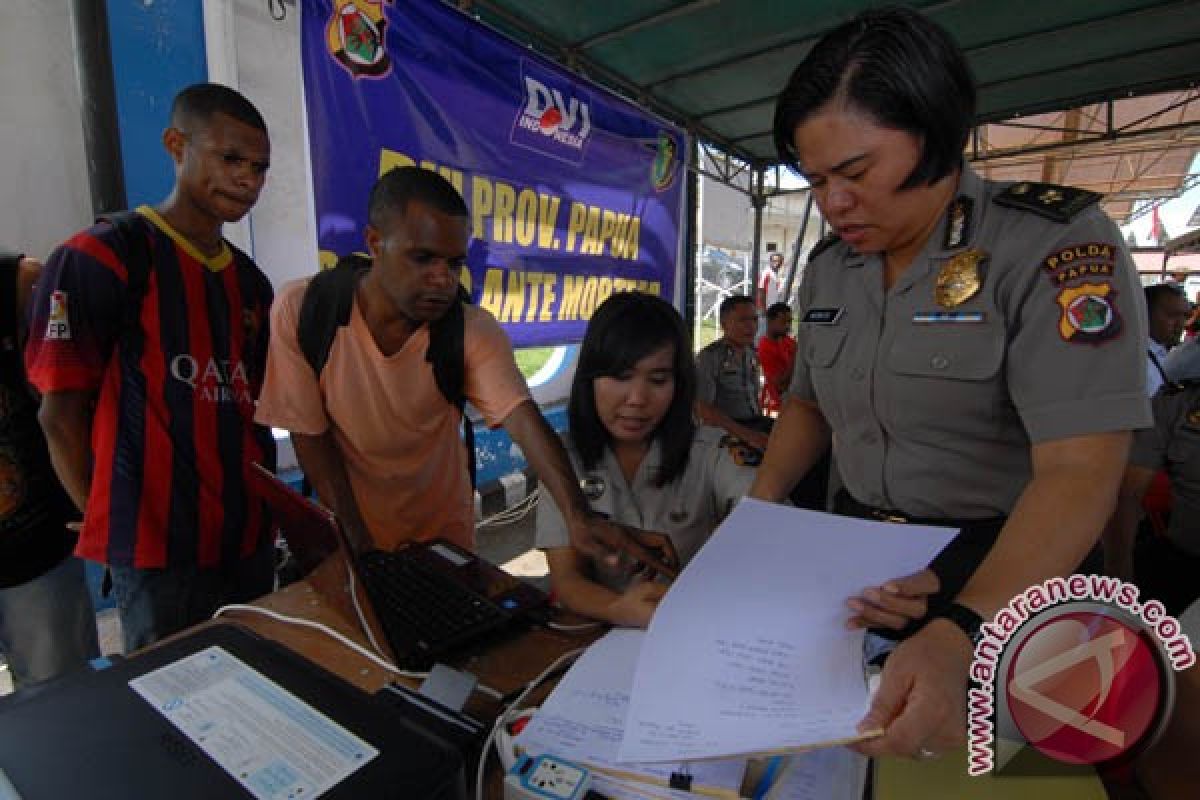 Warga Oksibil tunjukkan puing pesawat ke Trigana