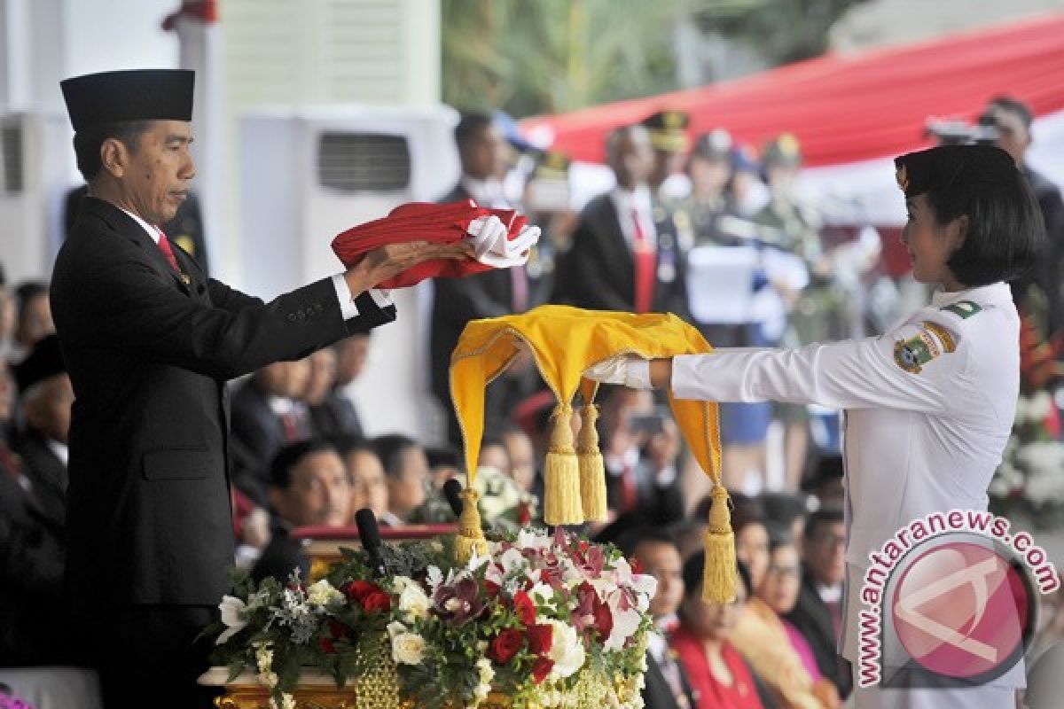 Maria Felicia Gunawan pembawa duplikat bendera pusaka